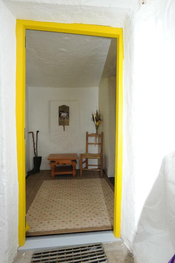 Yellow Cottage, Doolin Knockfin Cross Roads エクステリア 写真